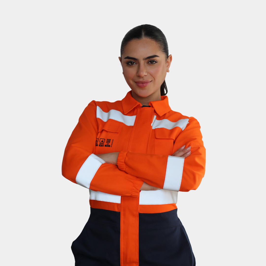 Mujer usando overol ignífugo FIREWEAR® bicolor naranjo y azul con brazos cruzados.